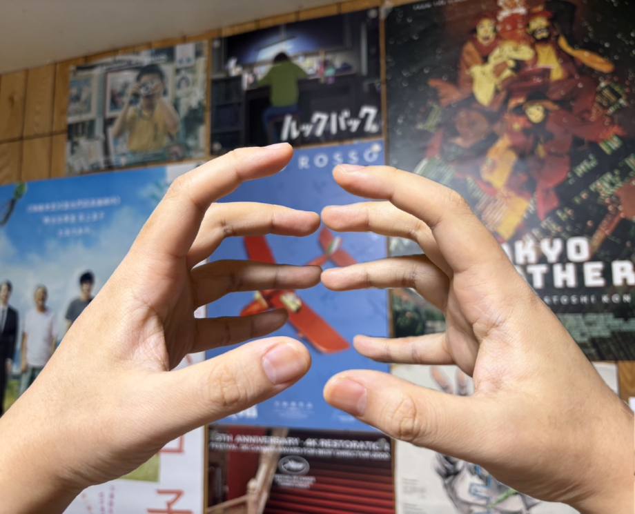我想到社會身的意象，指尖碰指尖無法相容