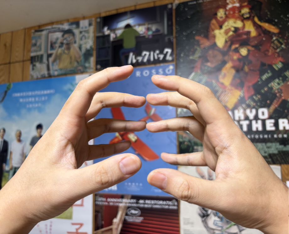 我想到社會身的意象，指尖碰指尖無法相容