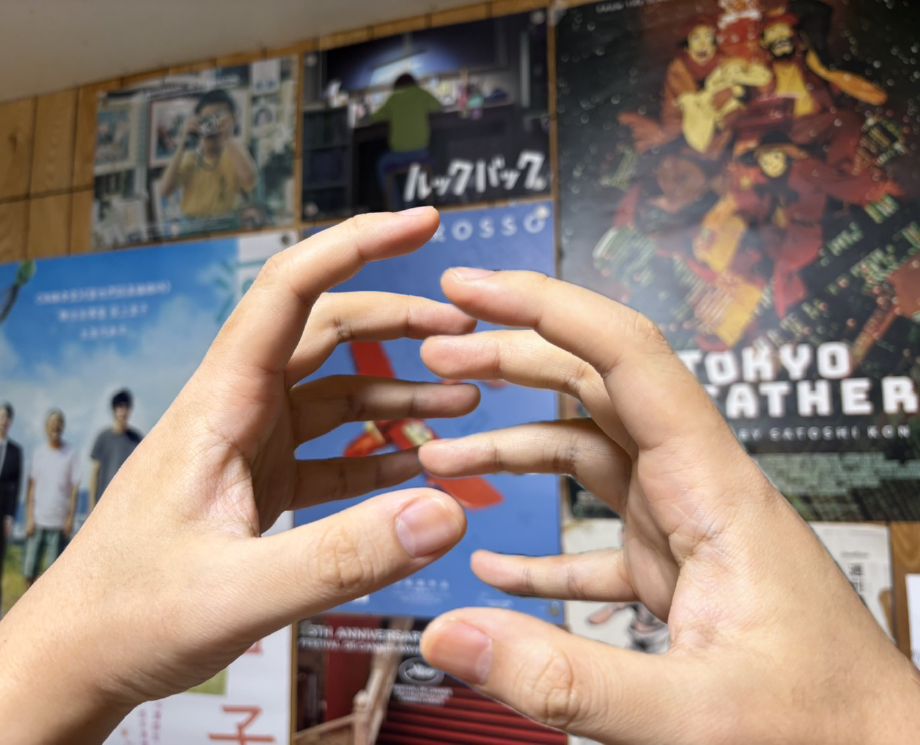 我想到社會身的意象，稍微調整角度維度就可以相容，十指緊扣