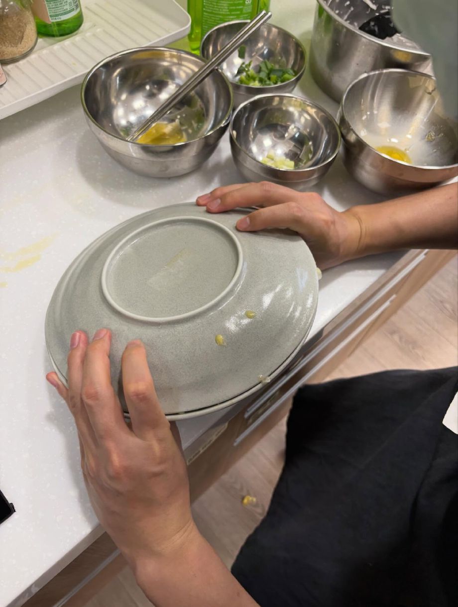 一起合作用盤子把蛋翻面